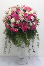 Load image into Gallery viewer, Rangkaian Bunga Segar &#39;Majestic Roses&#39;